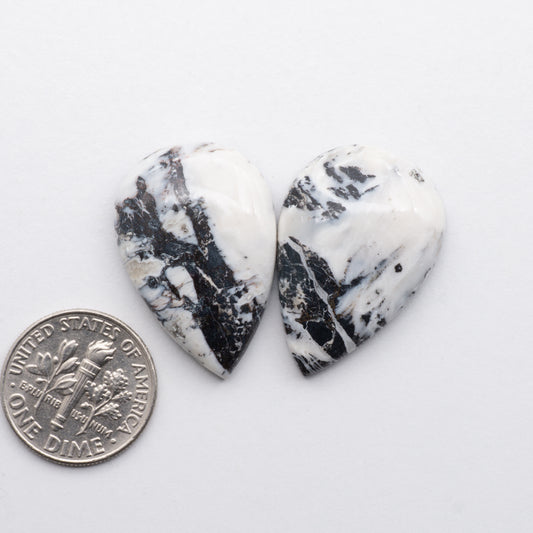 White Buffalo Cabochons have a glossy finish and are backed for added strength. White Buffaloe is mined in Nevada, USA White Buffalo is similar to turquoise and is used for jewelry making.